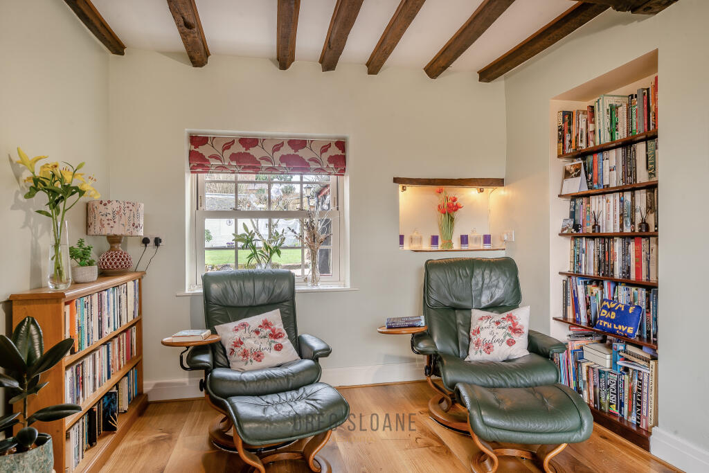 Reading / Dining Room