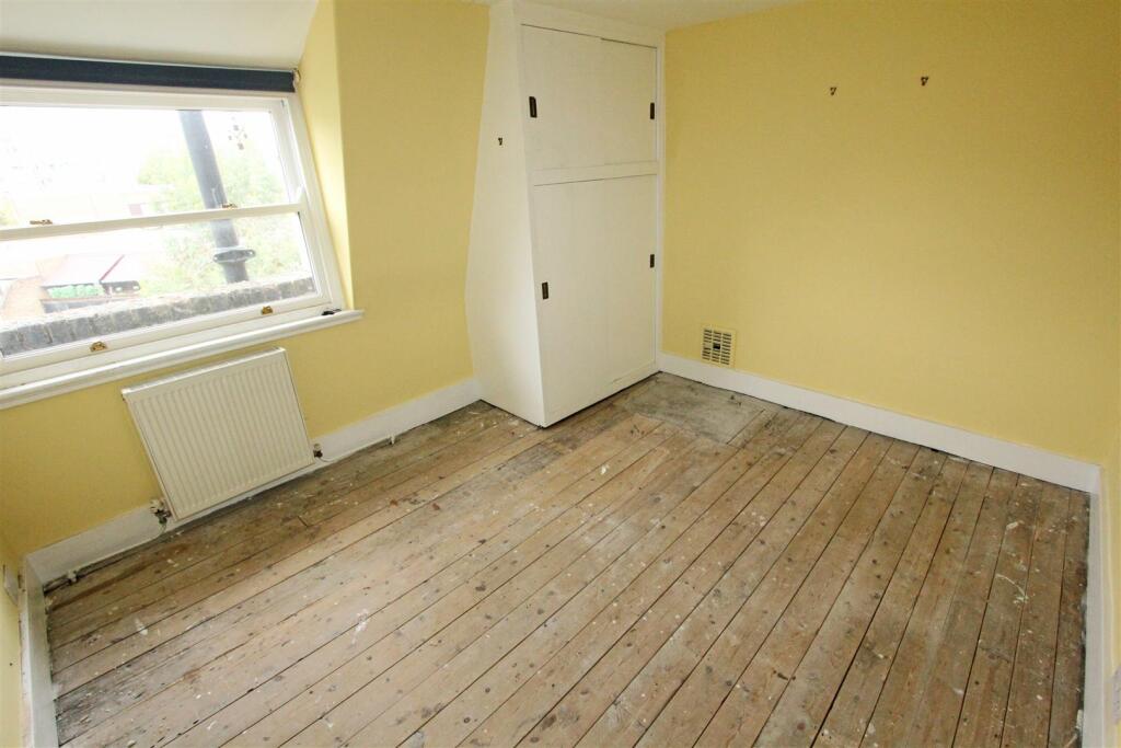 IMG_6684 bed loft yellow.jpg