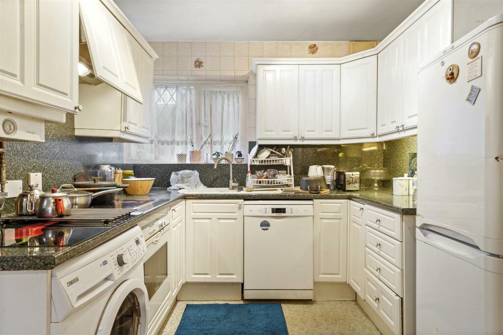 2 Mayfields Close - RNgqb6TpY8pJoSLqs1vi.jpg