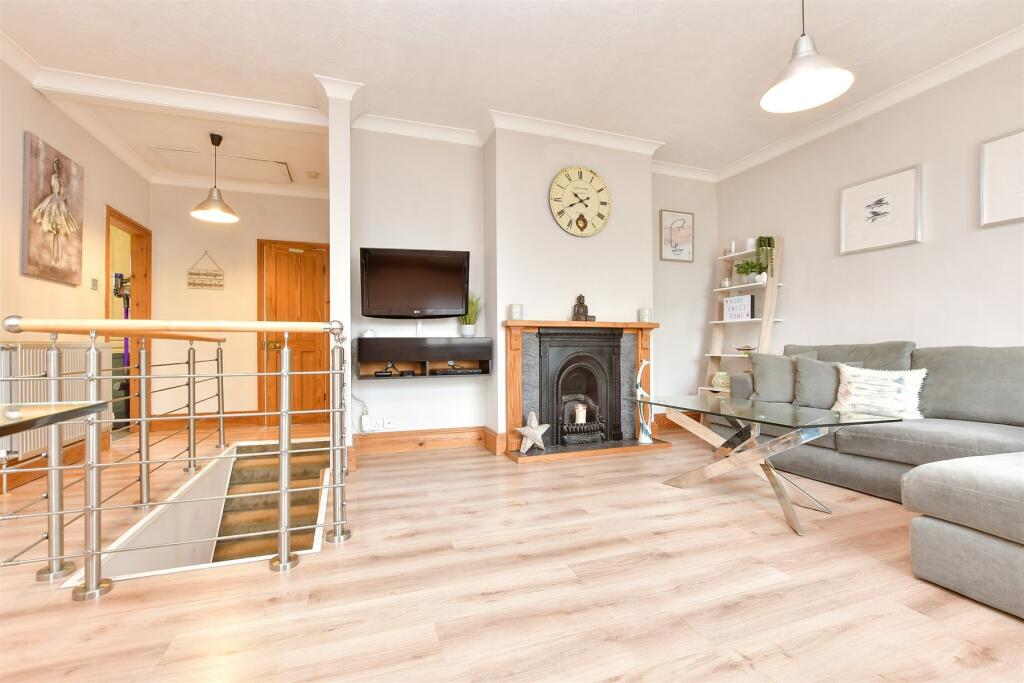 Lounge/Dining Area