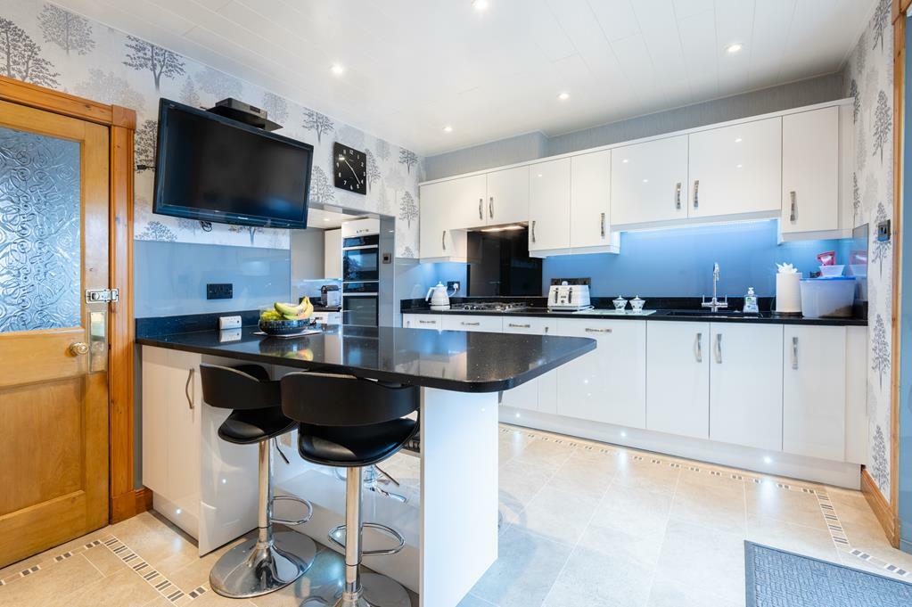 BREAKFASTING KITCHEN