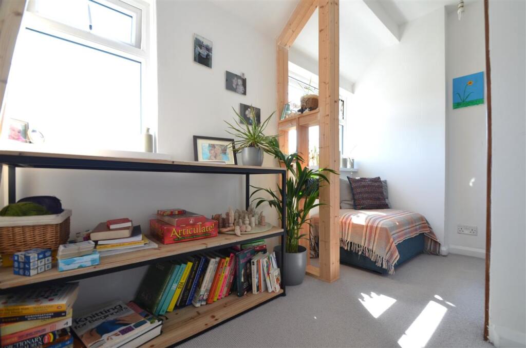 FIRST FLOOR LANDING