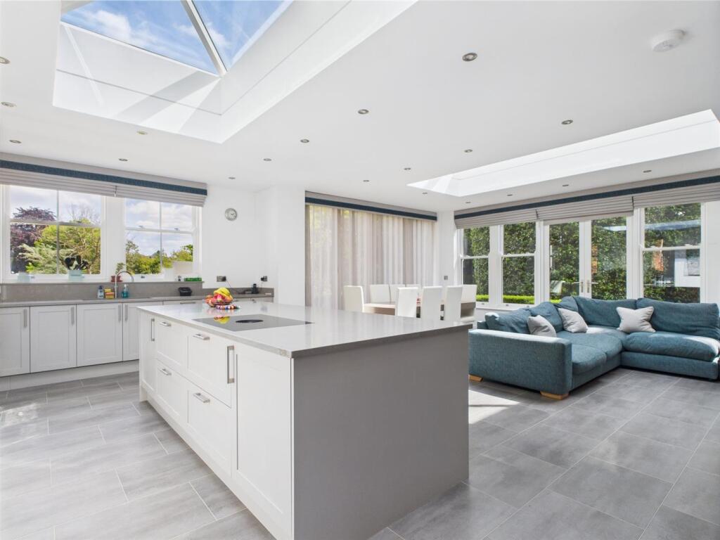 Living Kitchen/Dining Room