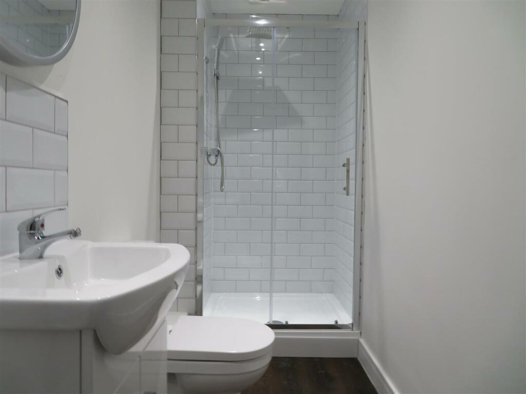 40 Darlington Bathroom 1.JPG