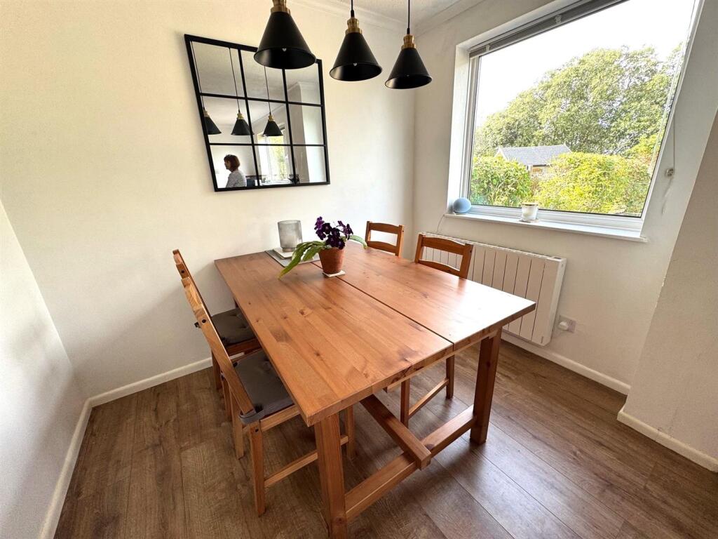 DINING ROOM.jpg