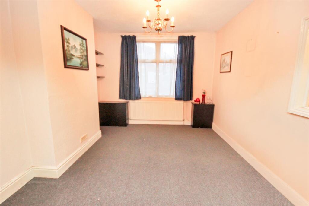 lounge 1.JPG