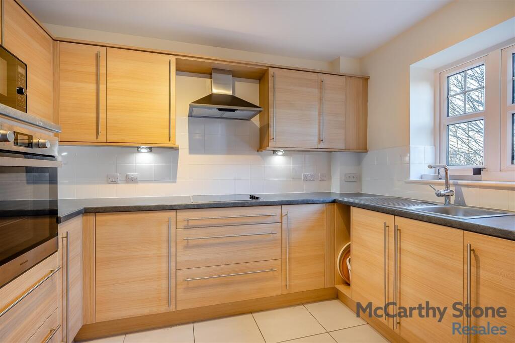 8633915-interior30.jpg