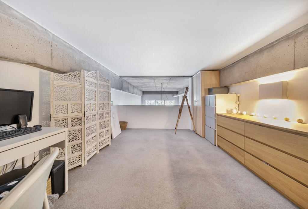 1320083-21-686bca...