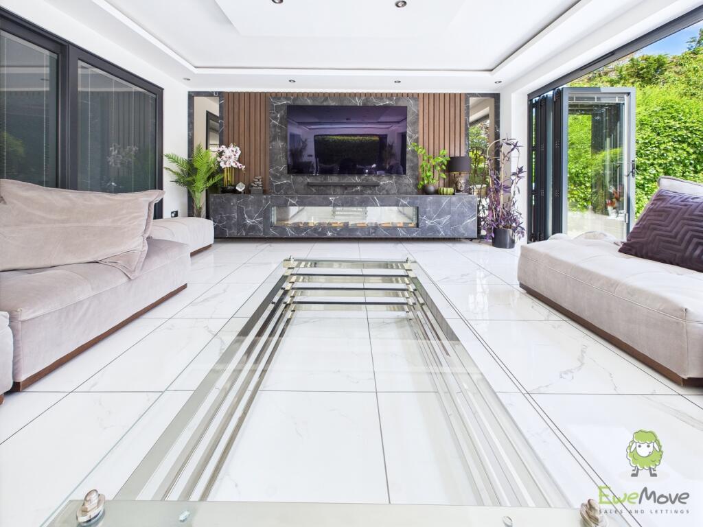 CAM01543G0-PR0141-STILL078