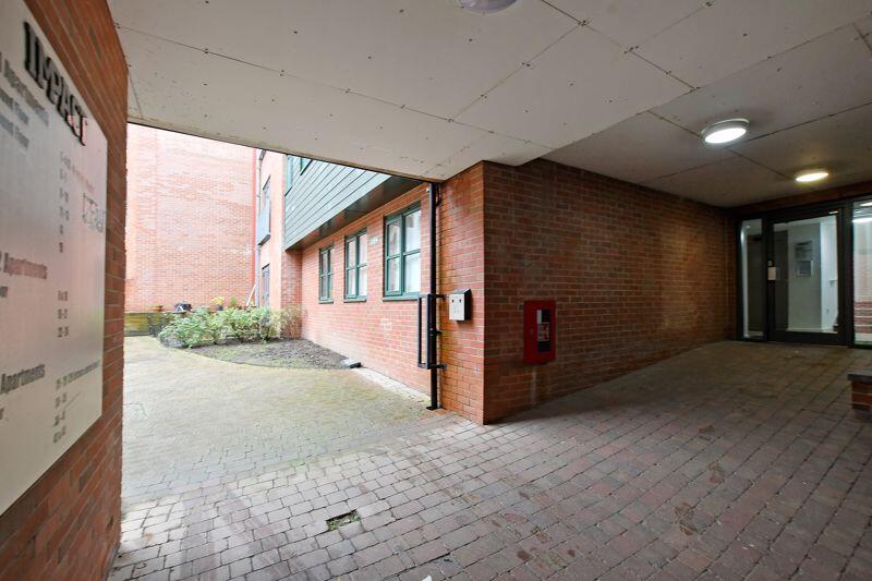 Entrance shelter