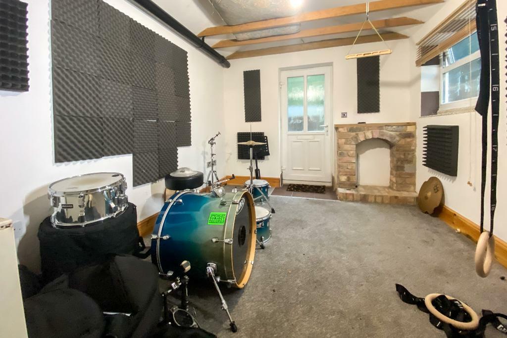 Annex - front - pic 1