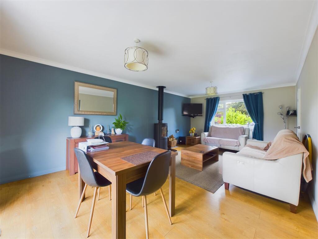 LIVING/DINING ROOM