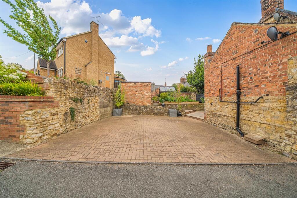 6 New Road, Greens Norton (3).jpg