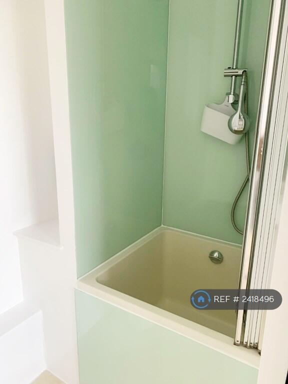 En-Suite Bathroom With a Japanese-Style Shower