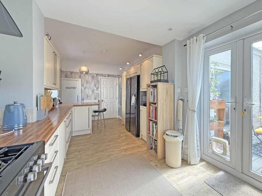 Venn Grove 55 - Kitchen Diner Long Shot.jpg