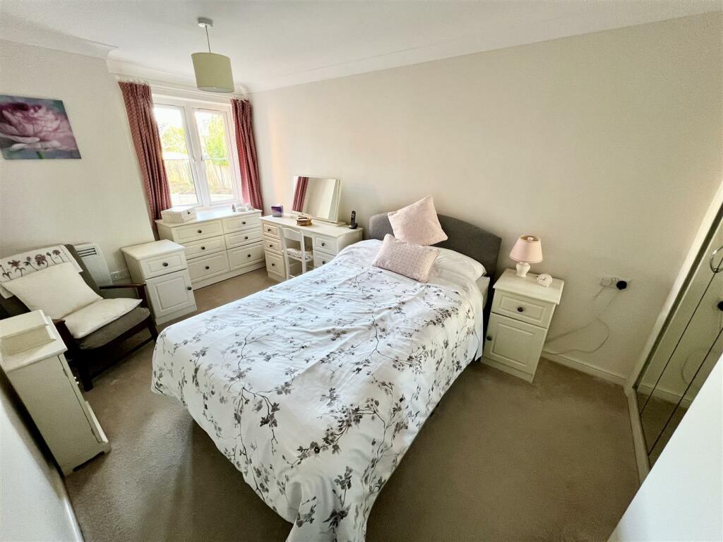 DOUBLE BEDROOM