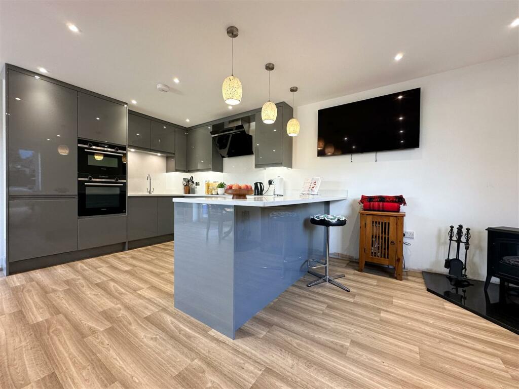 OPENPLAN BREAKFAST KITCHEN DINING FAMILY ROOM