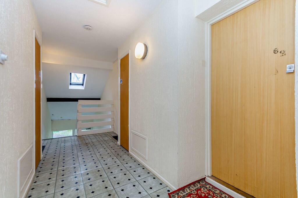 8634818-interior1...