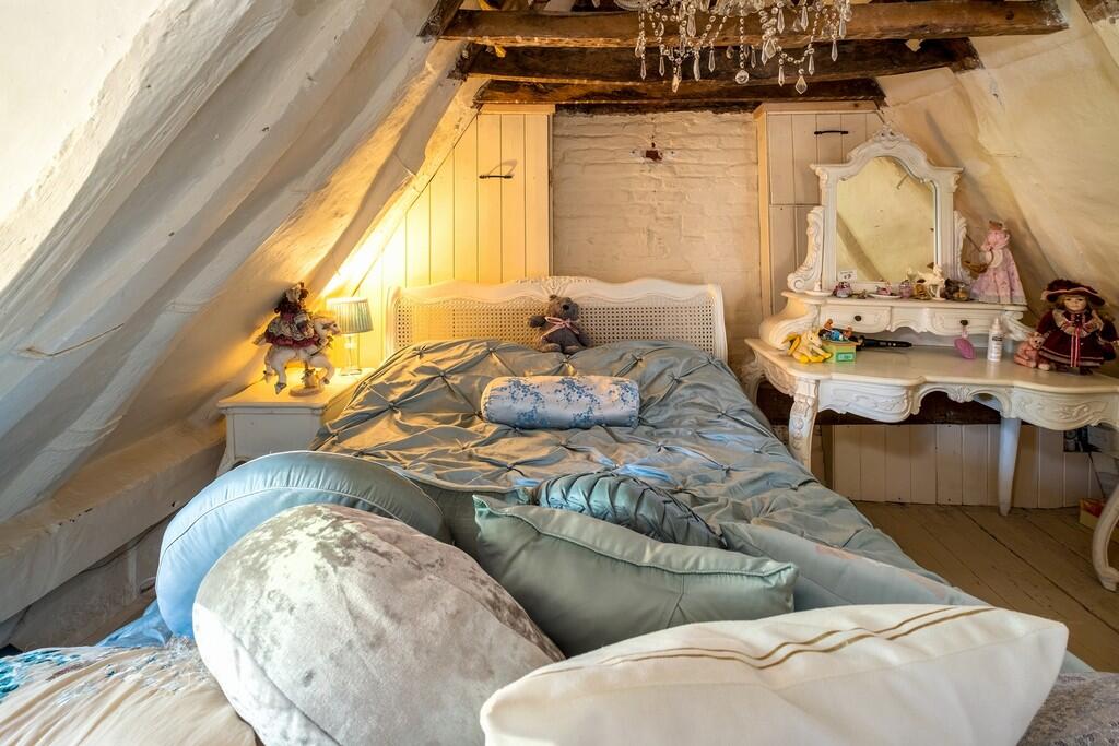 1440px-Wye Cottag...