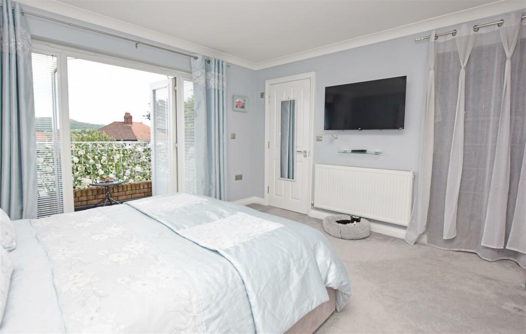 Bedroom 1 V2.JPG