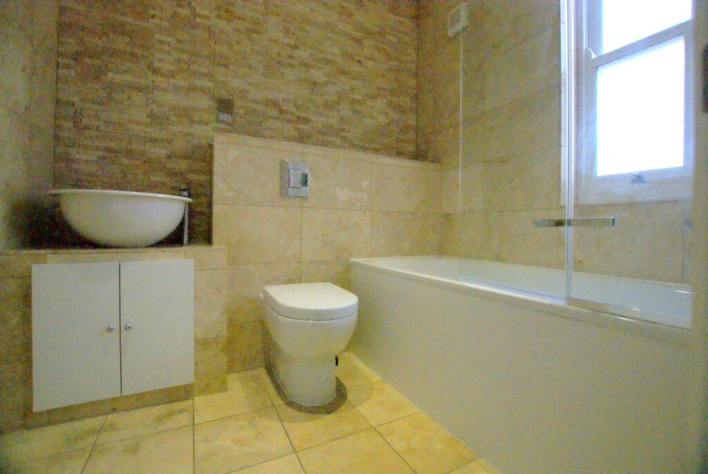 family bathroom.JPG