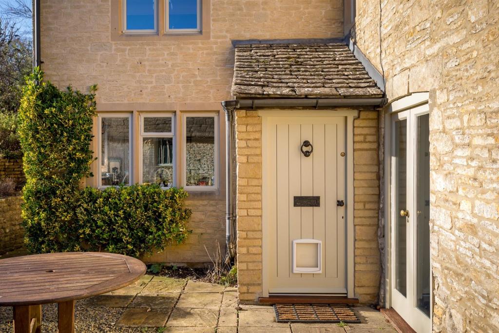 18 - Lawrence Cottage - GL54 4AG - Web.jpg