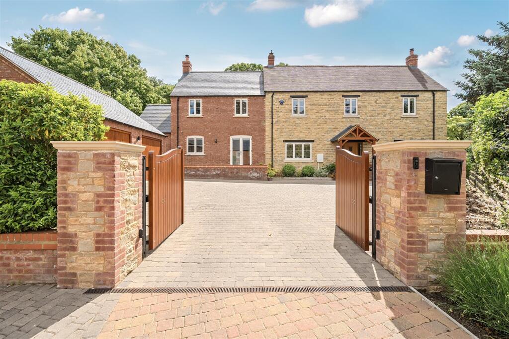 16 Earls Farm Way, Towcester (16).JPG