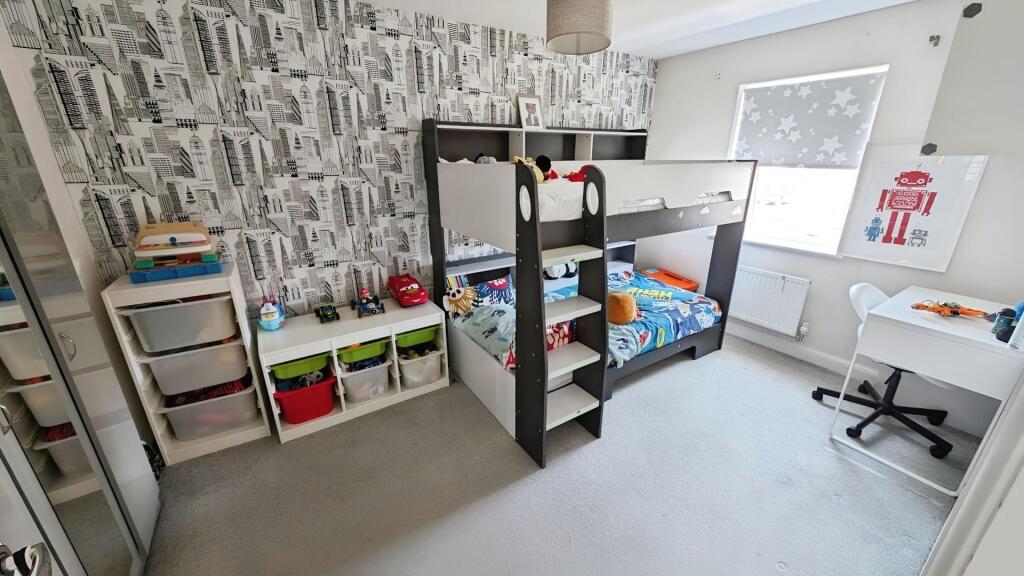 4f165990-bed 202.jpg