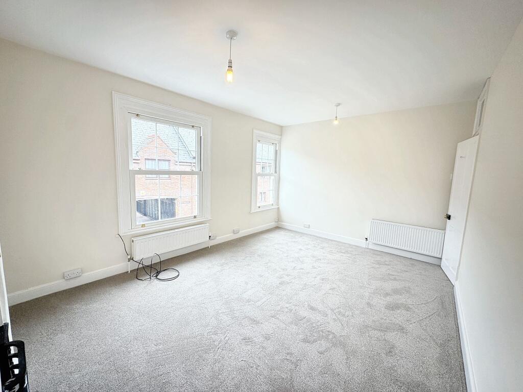 Large double bedroom to front