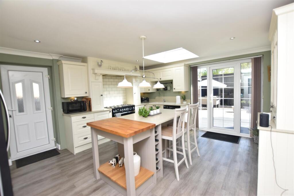 KITCHEN/BREAKFAST ROOM