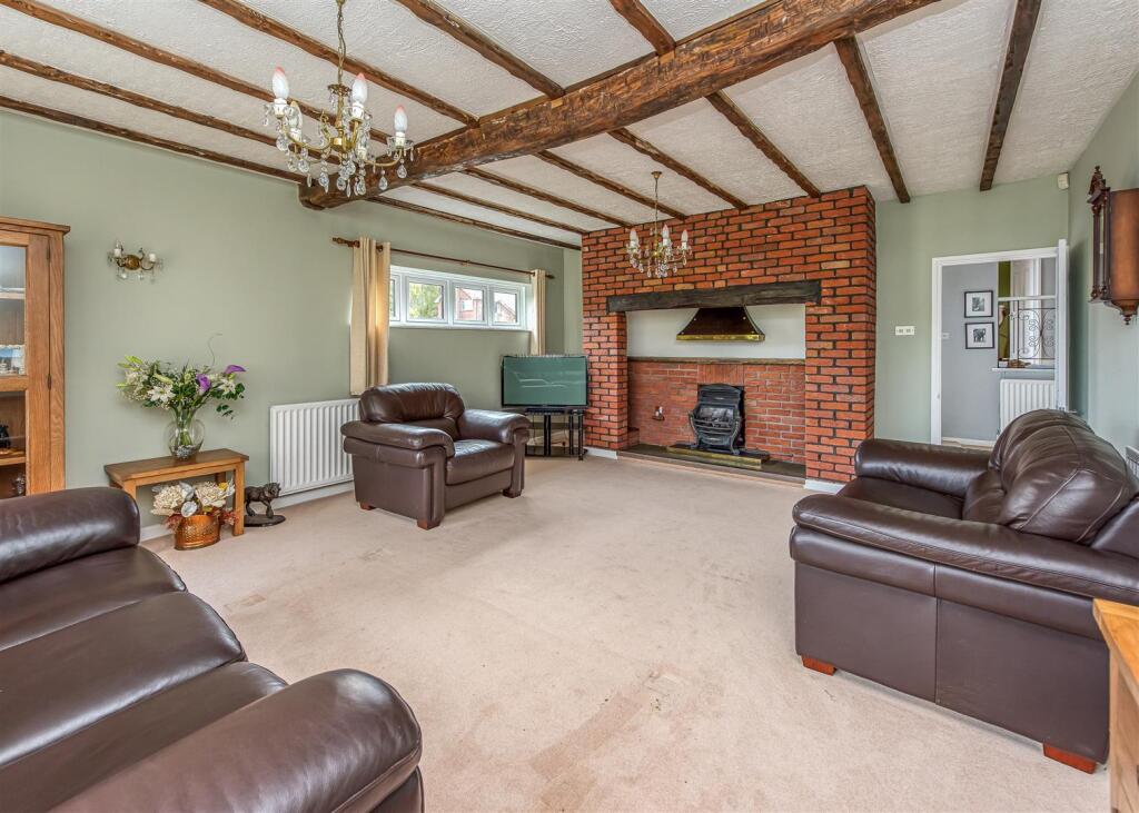 6 St Johns close-Living Room (2).jpg