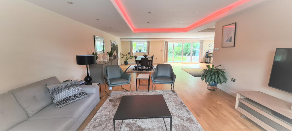 LOUNGE - DINING AREA