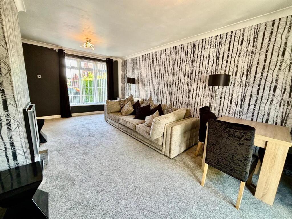 Through Lounge / Dining: