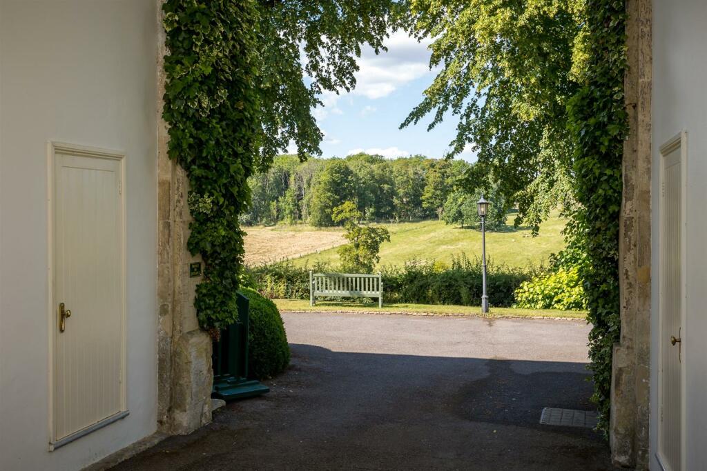 36 - 7 Sherborne Stables - GL54 3DW - Web.jpg