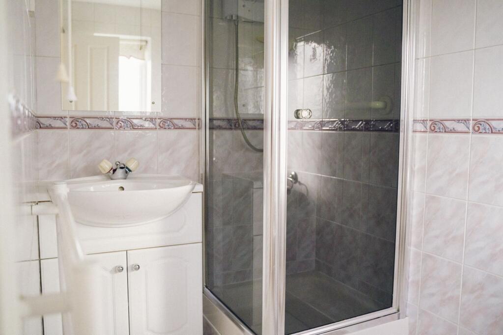 Ystafell Wely 1 / Bedroom 1