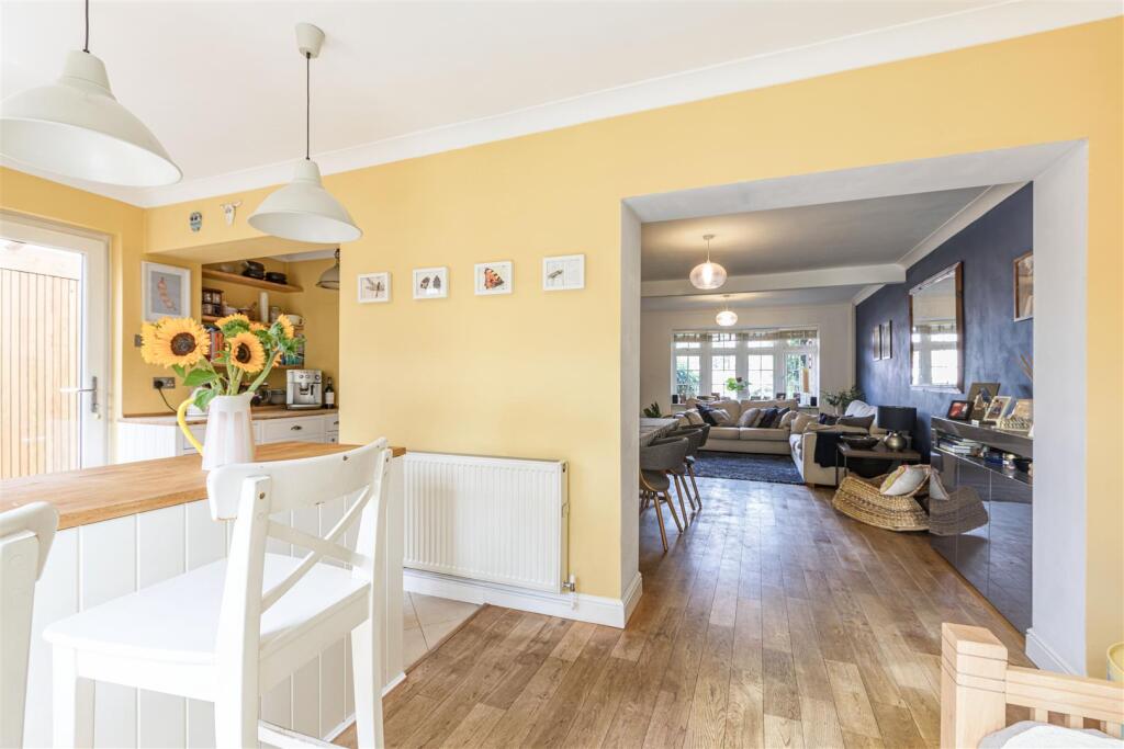 51 Hart Road, KT14 7NJ - 5.jpg