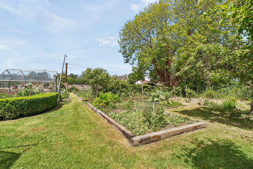 1294944-6-682f574...