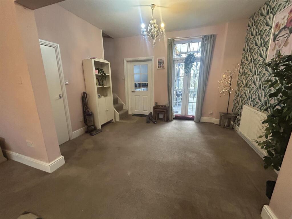 OPEN PLAN LOUNGE &amp; DINING AREA