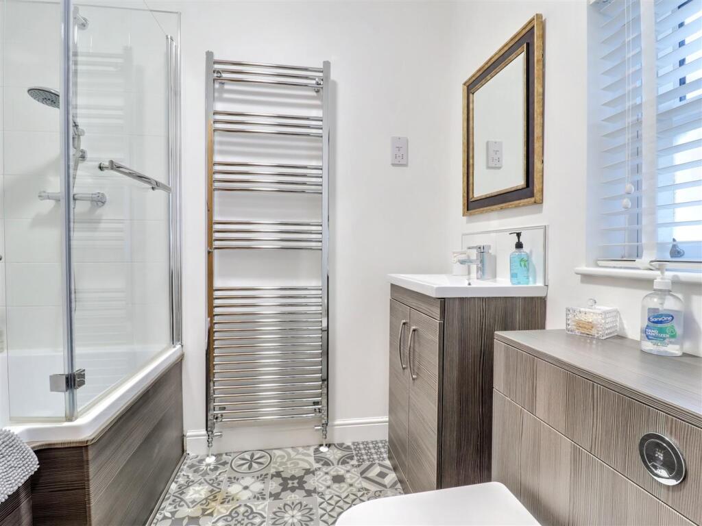 Bathroom Flat 5