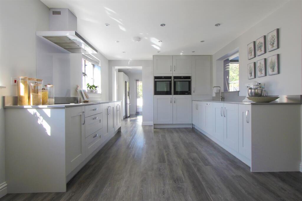 Kitchen b.JPG