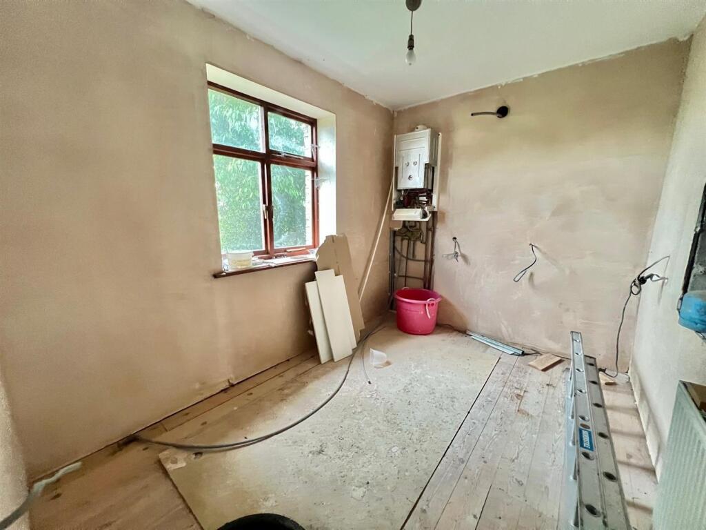 Bramleys Estate Agents - Quarmby Road - Building a