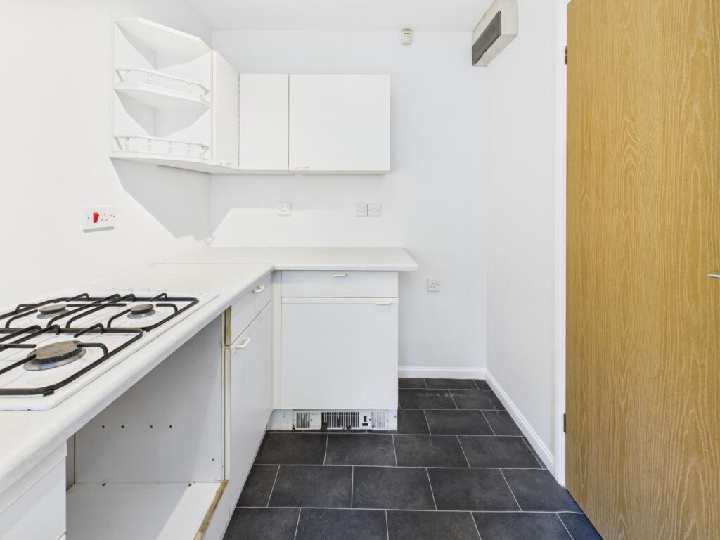 CAM04233G0-PR0031-STILL010