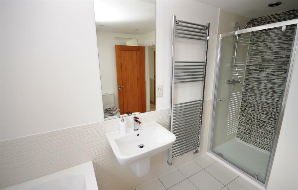38 Midhurst Road Liphook family bath and shower.jp