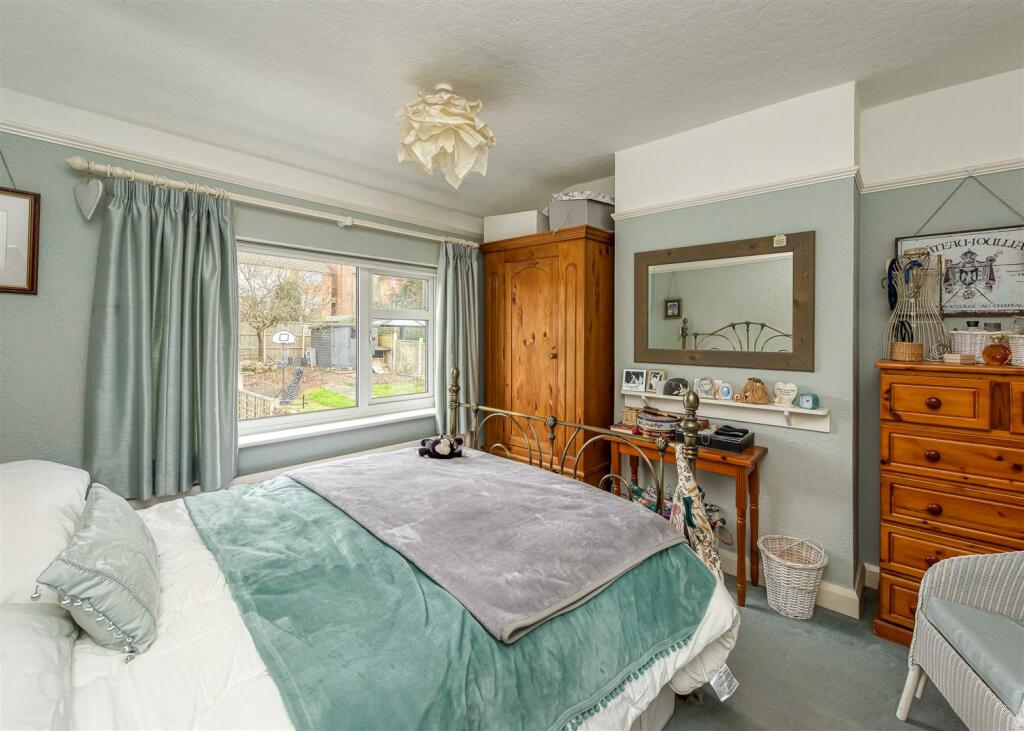 58 Lytton Avenue-Bedroom 1.jpg