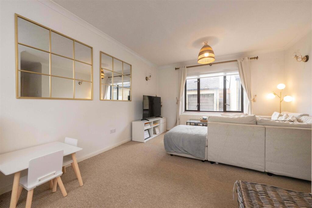 100925   21 Old Post Office Lane Corsham    005.jp