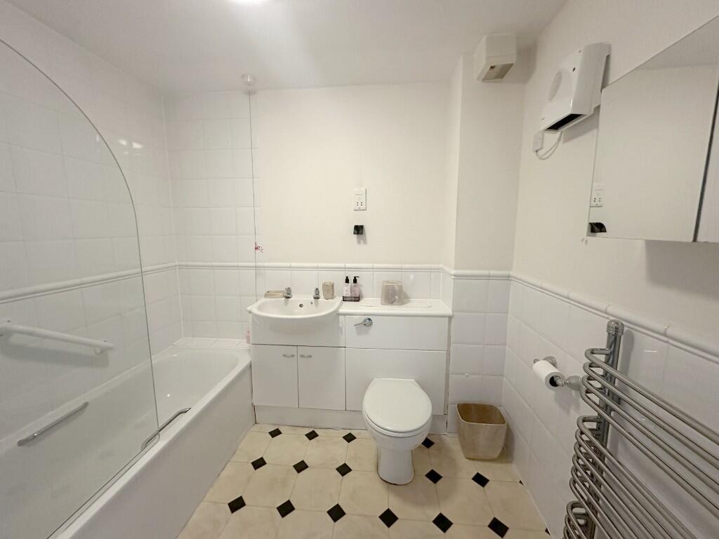 BATHROOM 1