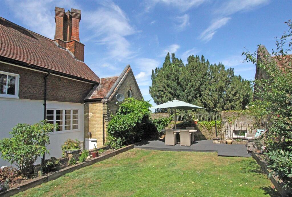 IMG_5793 garden deck.jpg