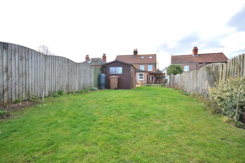 rear garden_01.JPG