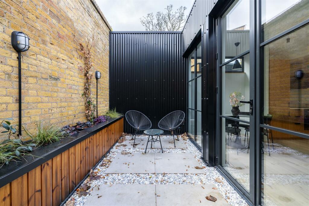 Coach Yard E10