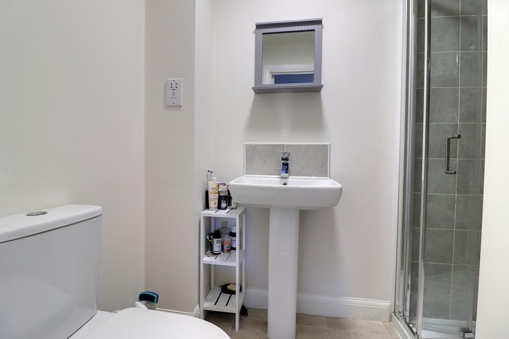 Ensuite to Bedroom One 